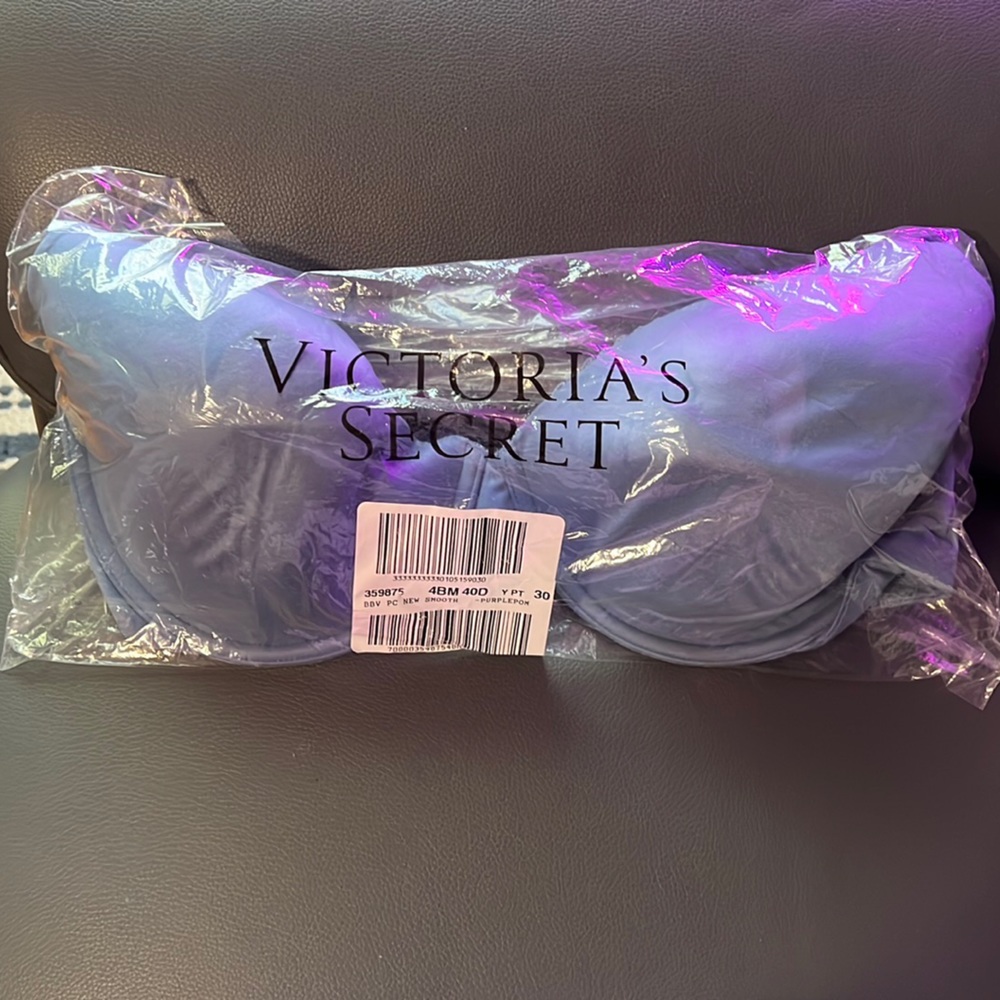 VS Full coverage and soft padded “Memory Fit” cup bra with delicate lace details